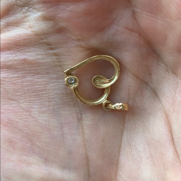 10k Gold Heart Pendant with single Diamond - Picture 5 of 5